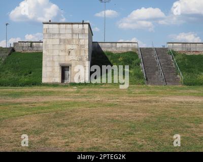 Zeppelinfeld Übersetzung Zeppelin Field entworfen von dem Architekten Albert Speer im Rahmen des Reichsparteiverallungsgeldes in Nürnberg, Deutschland Stockfoto