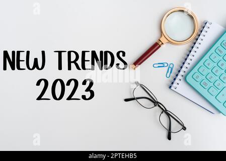 Schild mit neuen Trends 2023, Internet-Konzept allgemeine Richtung, in der sich etwas entwickelt Stockfoto