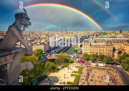 Regenbogen über Gargoyle auf der Kathedrale Notre Dame, Paris, Frankreich Stockfoto