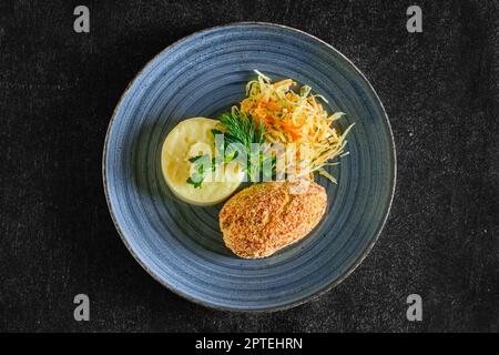 Draufsicht auf Kiewer Kürbis mit Kartoffelpüree und eingelegtem Kohl Stockfoto