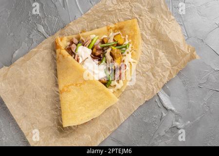 Pfannkuchen mit Schinkencreme und Speck, Kartoffeln und Zwiebeln - französische Kreppenküche Stockfoto