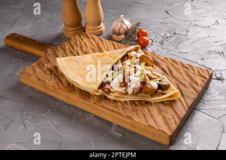 Pfannkuchen mit Schinkencreme und Speck, Kartoffeln und Zwiebeln - französische Kreppenküche Stockfoto