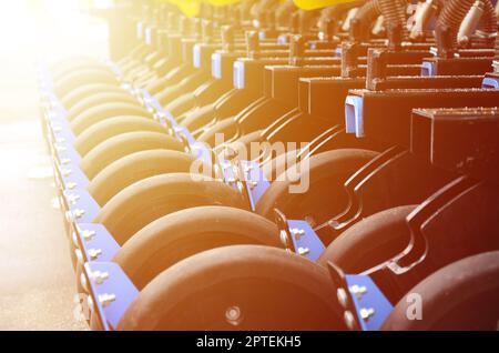 Die Reihe der Räder der neuen industriellen landwirtschaftlichen Sämaschine schließen Nach oben Stockfoto