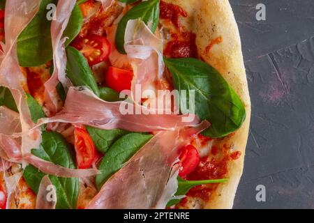 Pizza mit Jamon, Spinat, Mangold und Pilzen Stockfoto