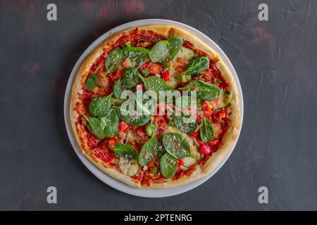 Pizza mit Jamon, Spinat, Mangold, Parmesan und Pilzen Stockfoto