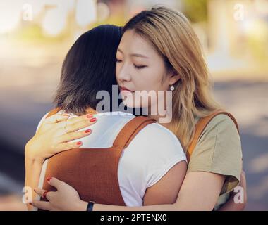 Liebe, Frauen und Umarmung für Verbindung, traurig und Unterstützung für Verständnis mit Problem, Mitgefühl und Ruhe zusammen. Asiatische Frau, Mädchen und umarmte Freundin, ich Stockfoto