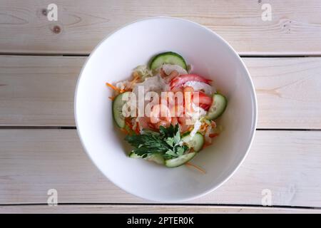 Salat mit Garnelen, Tomaten, Gurken und Mayonnaise Stockfoto