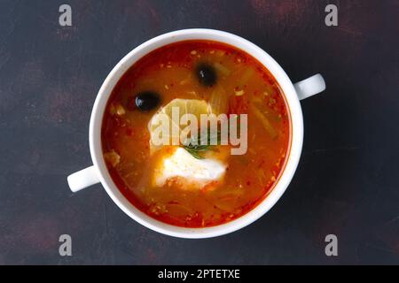 Teil der traditionellen ucrainian solyanka Suppe Stockfoto