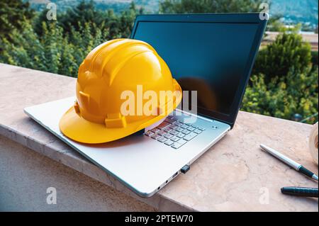 Laptop eines Architekten, der ein neues Haus plant Stockfoto