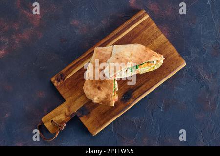 Ansicht von oben Fladenbrot gefüllt mit Hähnchen, Tomaten und Omelette Stockfoto