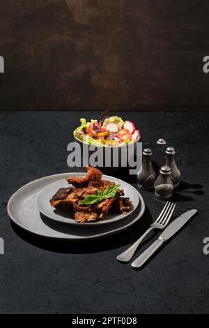 Marinierte Lammrippchen im Ofen gebacken Stockfoto