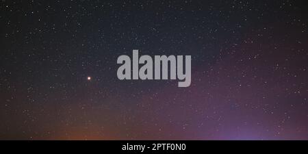 Sternenhimmel Bei Nacht Mit Leuchtenden Sternen. Leuchtendes Licht Des Planeten Venus In Den Sternen. Himmel In Den Lichtern Der Morgendämmerung. Stockfoto