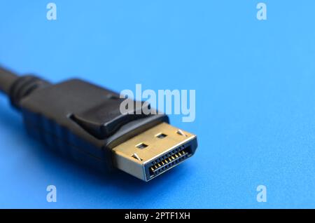 20-poliger vergoldeter DisplayPort-Stecker für eine fehlerfreie Verbindung auf blauem Hintergrund Stockfoto