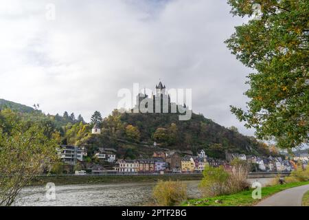 Blick auf die deutsche Burg Reichsburg in der Stadt Cochem im Herbst Stockfoto