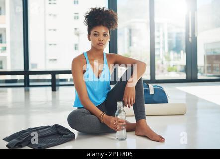 Mir geht es um Gesundheit. Das Gesamtbild einer jungen Frau, die nach dem Yoga-Kurs ruht Stockfoto