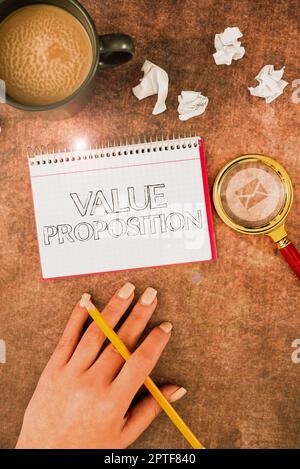 Textschild zeigt Invest in yourself, Internet Concept Service machen Unternehmen oder Produkt attraktiv für Kunden Stockfoto