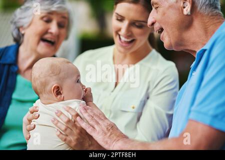 Unsere gemeinsame Zeit ist nie genug. Eine Familie aus drei Generationen, die Zeit im Freien verbringt Stockfoto