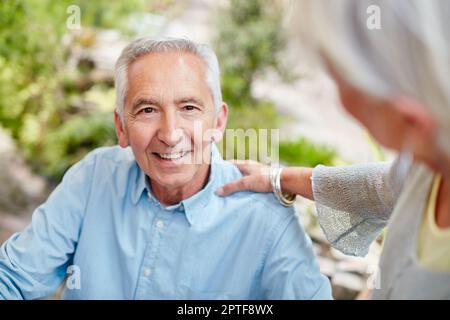 Sie war so gut zu mir. Porträt eines glücklichen Seniorenpaares draußen Stockfoto