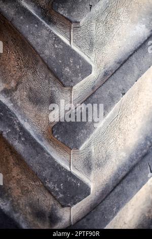 Nahaufnahme eines großen gebrauchten Traktorreifens. Stockfoto