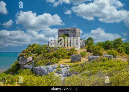 Struktur 45, Offertorien auf dem Hügel in Strandnähe, Maya-Ruinen in Tulum, Riviera Maya, Yucatan, Karibisches Meer, Mexiko. Stockfoto