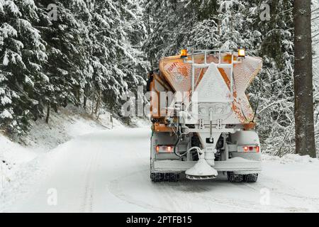 Wartung laut im Winter, LKW Reinigung Schnee von der Straße Stockfoto