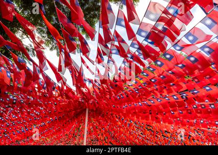 Die Nationalflagge Taiwans winkt draußen Stockfoto