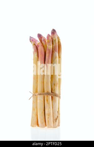 Bund von Spargelstielen auf weißem Hintergrund isoliert Stockfoto
