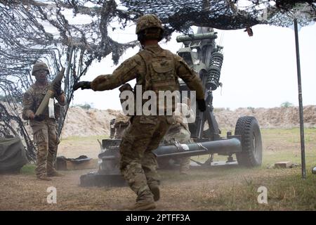 USA Soldaten, mit Bravo Battery, 1. Bataillon, 204. Luftwaffenartillerie-Regiment, bereiten Sie sich darauf vor, Artilleriegeschosse während einer kleinen Feuerveranstaltung im Naval Education, Training and Doctrine Command, Philippinen, 26. April 2023 abzufeuern. Balikatan 23 ist die 38. Wiederholung der jährlichen bilateralen Übung zwischen den Streitkräften der Philippinen und dem US-Militär. Die Übung umfasst eine dreiwöchige Schulung mit Schwerpunkt auf amphibischen Operationen, Führung und Kontrolle, humanitärer Hilfe, städtischen Operationen und Fähigkeiten zur Terrorismusbekämpfung im Norden und Westen Luzons. Küstenschutz Stockfoto