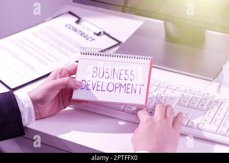 Hand schreiben Zeichen Business Development, Internet-Konzept implementieren Wachstumswert innerhalb und zwischen Unternehmen Stockfoto