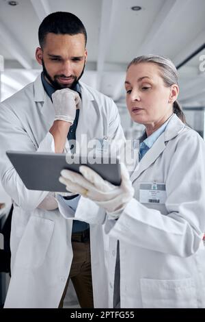 Tablet, Wissenschaft und Forschung mit einem Mann und Frau Wissenschaftler, der im Internet in seinem Labor arbeitet. Innovation, Technologie und Analysen mit einem Stockfoto