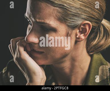 Militär, Stress und Angst mit Frau Soldat leiden mit ptbs durch Krieg mit geistiger Gesundheit, Depression und traurig. Schlaflosigkeit, Armee und Angst mit Mädchen Stockfoto