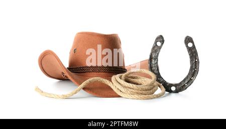 Stylischer Cowboyhut, Hufeisen und Lasso isoliert auf weißem Hintergrund Stockfoto