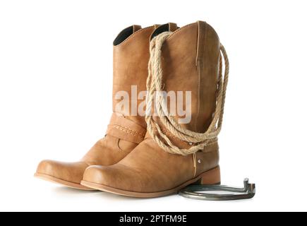 Stylische Cowboyschuhe, Lasso und Hufeisen isoliert auf weißem Hintergrund Stockfoto