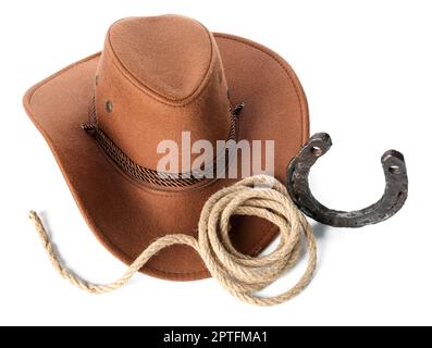 Stylischer Cowboyhut, Hufeisen und Lasso isoliert auf weißem Hintergrund Stockfoto