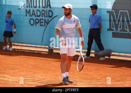 Madrid, Spanien. 27. April 2023. Corentin Moutet (FRA) Tennis : Corentin Moutet während der Einzelrunde von 128 gegen Yosuke Watanuki auf der ATP Tour Masters 1000 "Mutua Madrid Open Tennis Turnier" im Caja Magica in Madrid, Spanien . Kredit: Mutsu Kawamori/AFLO/Alamy Live News Stockfoto