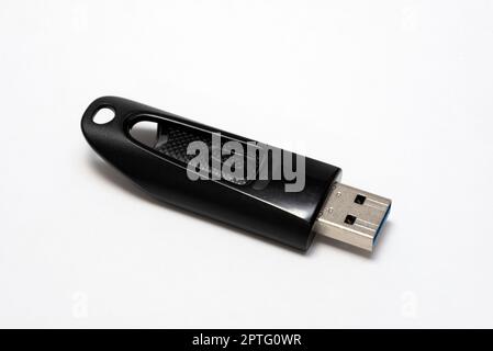 Schwarzes USB-Flash-Laufwerk oder USB-Stick, isoliert in Weiß, mit Kopierbereich. Stockfoto