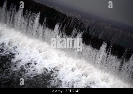 Ein Bild des fließenden Wassers. Der Damm ist so konzipiert, dass der Wasserstand in den Flüssen innerhalb der Stadt zu regeln und technischen Wasser Industrie zur Verfügung zu stellen Stockfoto