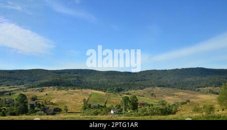 Foto der Karpaten, die haben eine Menge Nadelbäume. Wald- und Berglandschaft im frühen Herbst Jahreszeit Stockfoto