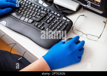 Ein Arzt in blauen Handschuhen sammelt schnell Daten über einen Patienten. Das Konzept der Gesundheitsversorgung und die Pflege Ihrer Gesundheit. Arbeitsplatz des Arztes Stockfoto