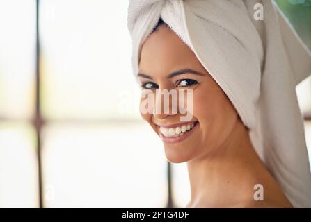 Jeder Tag sollte ein Wellness-Tag sein. Eine junge Frau im Day Spa Stockfoto