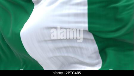 Nahaufnahme der schwenkenden Nationalflagge von Nigeria. Die Bundesrepublik Nigeria ist ein Land in Westafrika. Texturierter Hintergrund aus Stoff. Selektiv Stockfoto