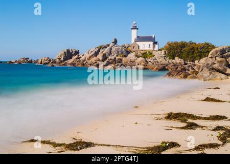 Pontusval Leuchtturm von der Küste in Kerlouan, Nord-Bretagne, Frankreich Stockfoto