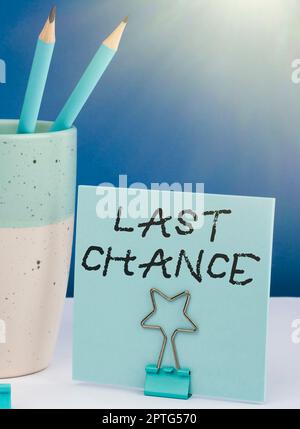 Konzeptionelle Darstellung Last Chance, ein Wort über eine letzte Chance, die einer Person mit unsicherem Ergebnis gegeben wurde Stockfoto