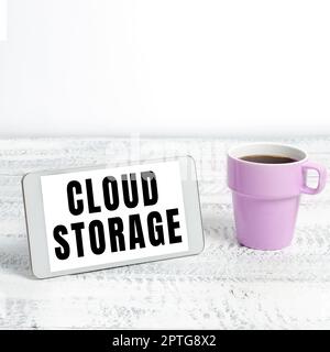 Text mit Inspiration Cloud Storage, Unternehmensübersicht Computing verbinden Geräte mit Cloud-Daten auf Remote-Speicher Stockfoto