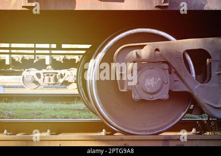 Detaillierte Foto von Eisenbahn Güterwagen. Ein Fragment der Komponenten der Güterwagen auf der Eisenbahn bei Tageslicht Stockfoto