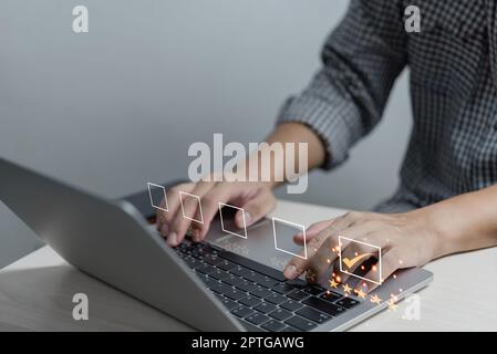 Geschäftsleute nutzen Laptop-Computer Umfrage und bewerten Zufriedenheit geben eine 5-Sterne-Form auf einem virtuellen digitalen Bildschirm Zufriedenheit Bewertung. Umfragekonzept. Stockfoto