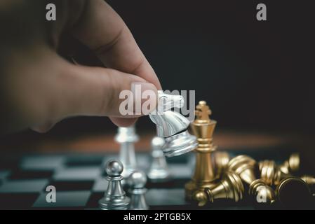 Ideen für Strategie und Geschäftsplanung. Schachpferd Silber auf dem Brett. Stockfoto