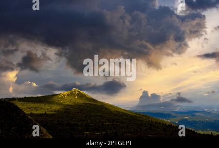 Sonniger Oktoberblick auf die Sudetes. Stockfoto