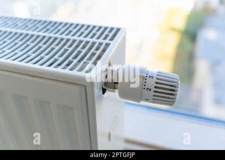 Heizkörper mit Einstellknopf in der mittleren Position in einer Wohnwohnung. Stockfoto