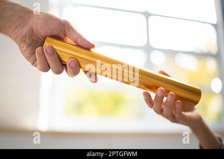 Geschäftsfrau Und Frau Staffellauf Baton Übergabe Und Pass Stockfoto